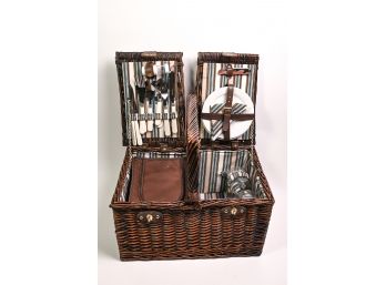 Deluxe Picnic Basket