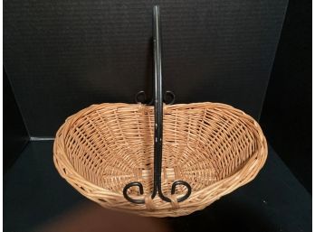 Vintage Basket Blsck. Metal Handle