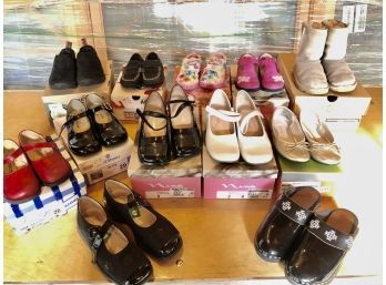 12 Pairs Of Children's Shoes - See All Photos For Sizes And Condition