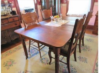 Antique Quarter Sewn Oak Table With 4 Leaves