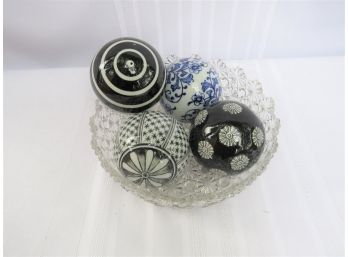 Daisy And Button Serving Bowl With 4 Ceramic Decorative Balls