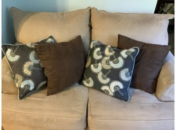 4 Decorative Pillows