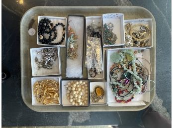 LOT OF COSTUME JEWELRY NECKLACES