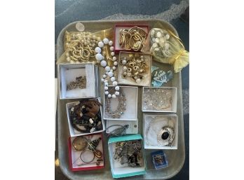 LOT OF COSTUME JEWELRY NECKLACES