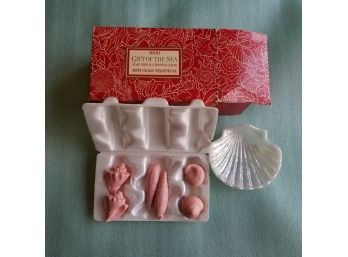 1970-72 Avon 'Gift Of The Sea' Soap Dish With Hostess Soaps