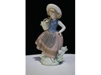 Lladro Sweet Scent #5221 Glazed Finish Issued 1984 Retired 2018