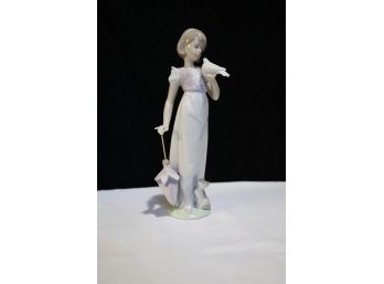 Lladro Summer Stroll #7611 Glazed Finish Issued 1991 Retired 1991 Society Piece