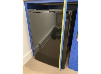 Fridge GE Dorm 31' Tall 21' Wide Refrigerator Black