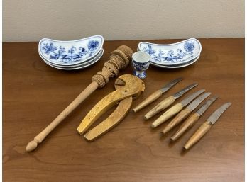 Vintage Set Of 6 Israeli Beva Jerusalem Fruit Knives, Set Of 5 Blue And White Crescent Side Plates & More