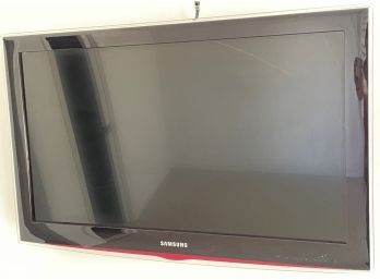 A Samsung 32' LCD TV