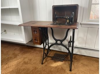 Incredible Antique Singer Sewing Machine With Table
