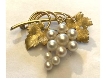 Good Looking Gold Tone Pin With Pearl Cluster