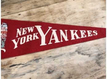 RARE 1930s NEW YORK YANKEES Baseball Pennant - Look At The Uniforms ! OLD PIECE !