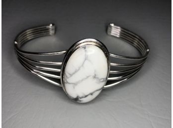 Fantastic Sterling Silver / 925 Cuff Bracelet With Canadian Howlite Medallion - Great Piece - New / Unused