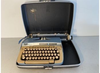 Vintage Smith-Corona Galaxie Deluxe Typewriter In Hard Shell Case