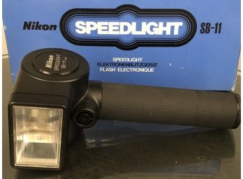 NIKON SB-11 SPEEDLIGHT Camera Flash In Original Box - Mint Condition!