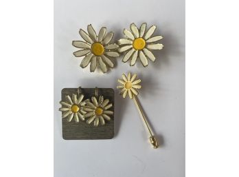 Beautiful Vintage Daisy Jewelry Set- Made By AVON?