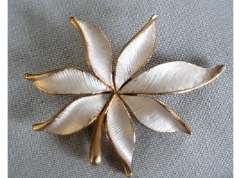 Vintage 7 Leaf Signed JJ Jonette Brushed Ivory & Gold Tone Brooch