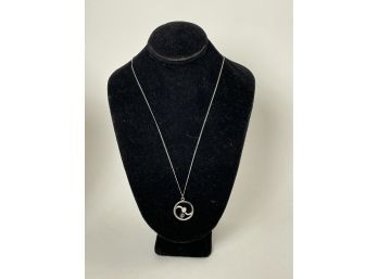 A 14K WHITE GOLD PENDANT NECKLACE W/ ONE BLACK AND ONE WHITE PEARL