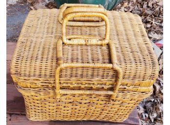 Great Deep Locking Handled Picnic Basket