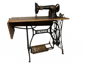 Antique Valuable Singer 31-15 Commercial Sewing Machine. Serial Number G5307367. Cir 1915.