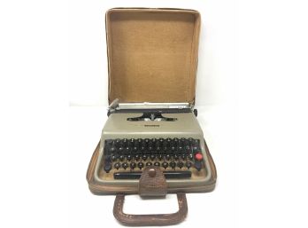 Vintage Olivetti Lettera 22 Ivrea Manual Typewriter, Made In Italy