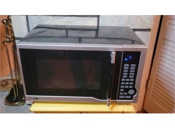 Living Home Microwave Oven. Tested And Working.                   Loc: Garage