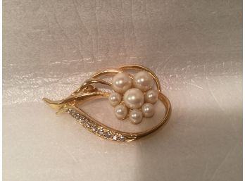 Vintage Gold Tone Pin With Cluster Paster Cultured (?) Pearls (Unsigned)