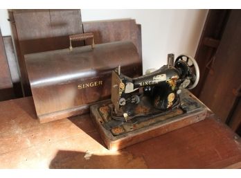 Vintage Singer Sewing Machine In Carrying Case