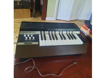 Vintage Magnus Organ Corp Model 350 Electric Chord Organ In Very Good Working Condition #15