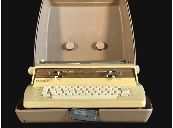 Vintage Royal Jetstar Portable Typewriter With Case