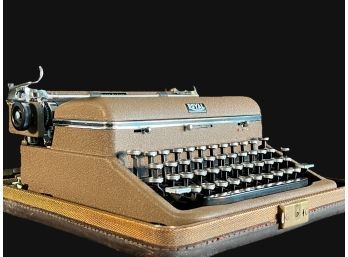 Vintage Brown Royal Portable Quiet De Luxe Typewriter