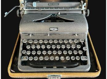 1940s Black Royal Quiet De Luxe Typewriter, Preferred By Hemingway