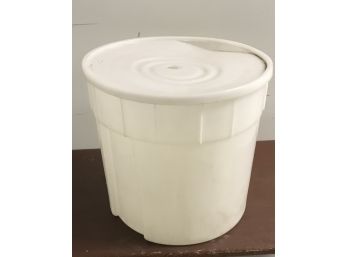 Heavy-duty Round Container With Broken Lid