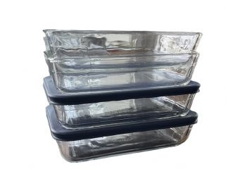 Four Pyrex Dishes Four Total Two With Lids Two Without