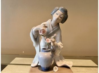 Lladro Geisha Girl Arranging Flowers #4840 Figurine