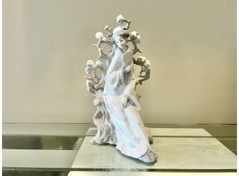 Lladro 4807, Geisha With Fan, Porcelain Sculpture