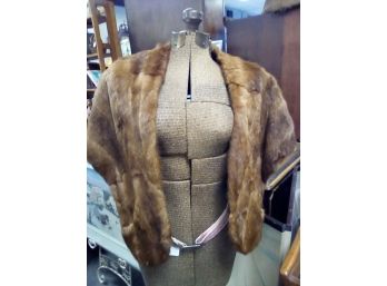 Gorgeous Fur (Mink?) Stole With Pockets And Beautifully Lined - Luxury Is A Bid Away   E3