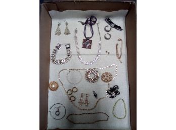 Sparkling Jewerly -Silver And Goldtone Necklaces, Pins, Pendant, Earrings, Barrett, Bracelets      D5