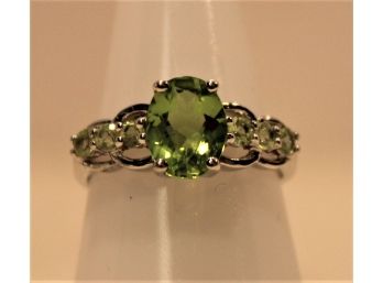 Beautiful Oval Green Peridot & Sterling Silver Ladies Ring Size 7.25