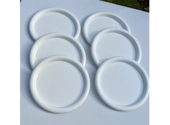 6 White Plastic Plates Perfect For The Kids Table!