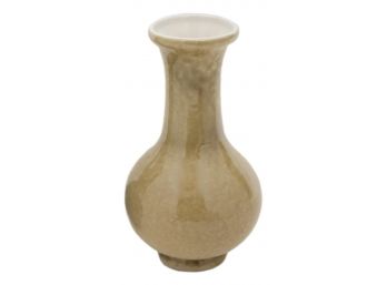 Incised Amber Celadon Vase Marked 中华艺术陶瓷公司 (Zhonghua Yishi Taoci Gongsi)
