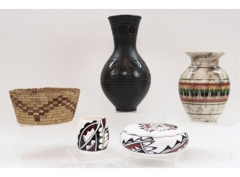 Native American: Vintage Flat-bottom Basket 8.75' Diam. (Papago?), Sighed Acoma, Jemez And Navajo Pottery, Black Of Black Carved Vase