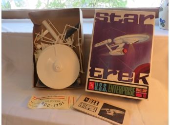 Star Trek U.S.S. Enterprise Space Ship Model Kit