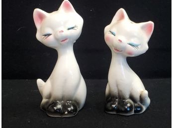 Cute Vintage Pair Of Siamese Cat Salt & Pepper Shakers