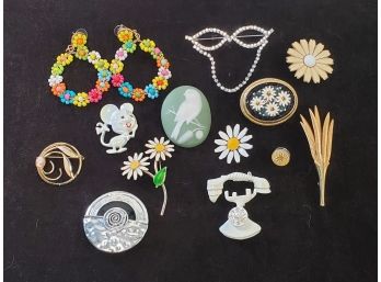 Assortment Of Vintage Ladies Fashion Jewelry - Earrings & Pins