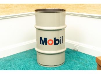 Vintage Mobil 54.43 kilos 16 U.S Gallons oil barrel