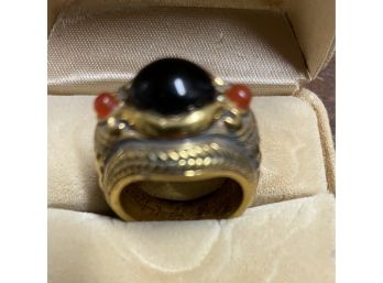 Vintage Mans 925 Sterling And Gold Plated Ring With A Onyx Center Stone And Two Small Stones On Either Side.