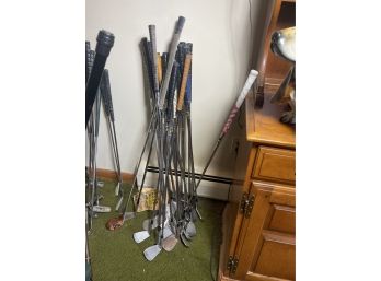 23 GOLF CLUBS OF VARIOUS VINTAGE AND QUALITY