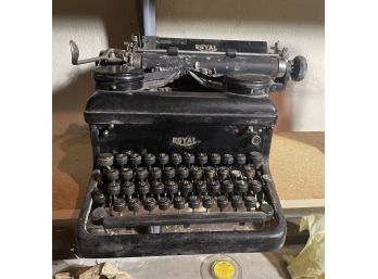 VINTAGE ROYAL TYPEWRITER